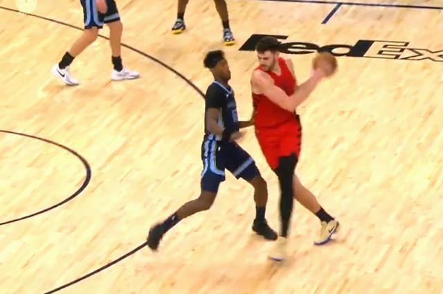 开云注册平台-危险动作，克林根肘翻普罗斯珀，直接2级恶意被驱逐出场